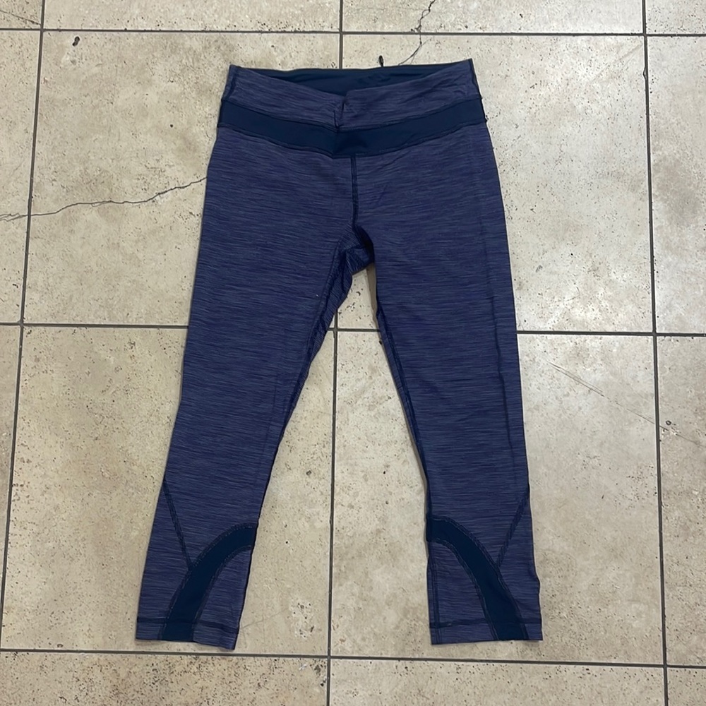 Lululemon 3/4 leggings size 6 with pockets and zipper